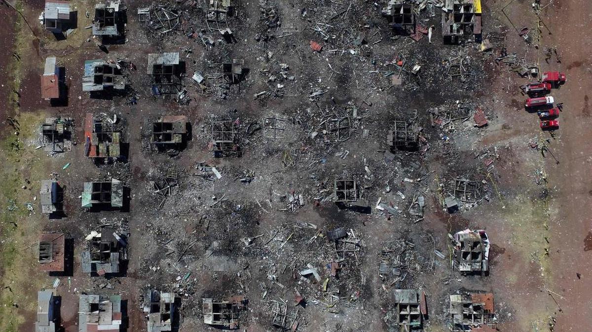 Vista aérea del mayor mercado de fuegos artificiales de México en el suburbio de Tultepec, luego de una explosión masiva que dejó al menos 33 muertos.