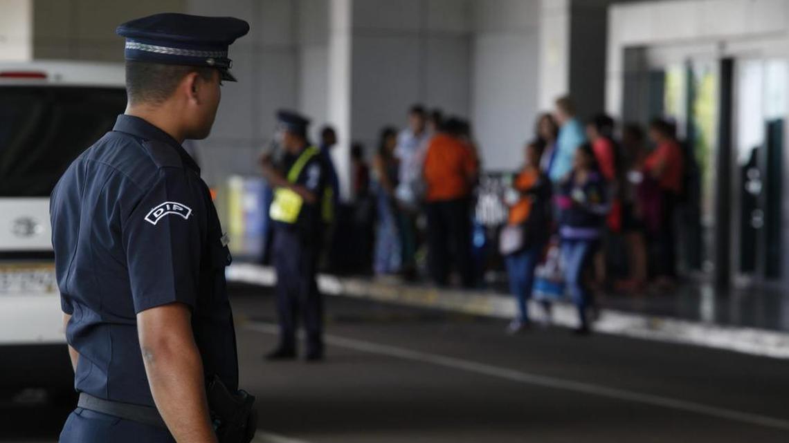 Autoridades panameñas son vistas el 7 de abril de 2015, en el aeropuerto internacional de Tocumen en Ciudad de Panamá (Panamá).