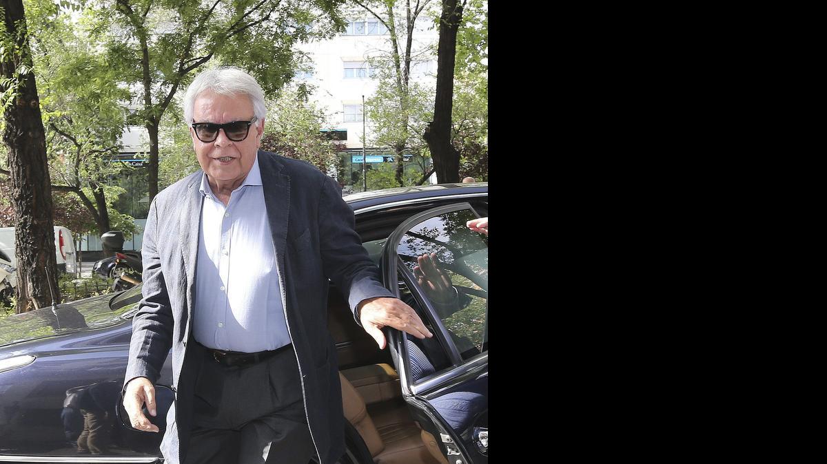 
El ex presidente Felipe González a su llegada a la rueda de prensa que ofreció el jueves en la Asociación de la Prensa de Madrid, tras regresar de su viaje a Caracas.
