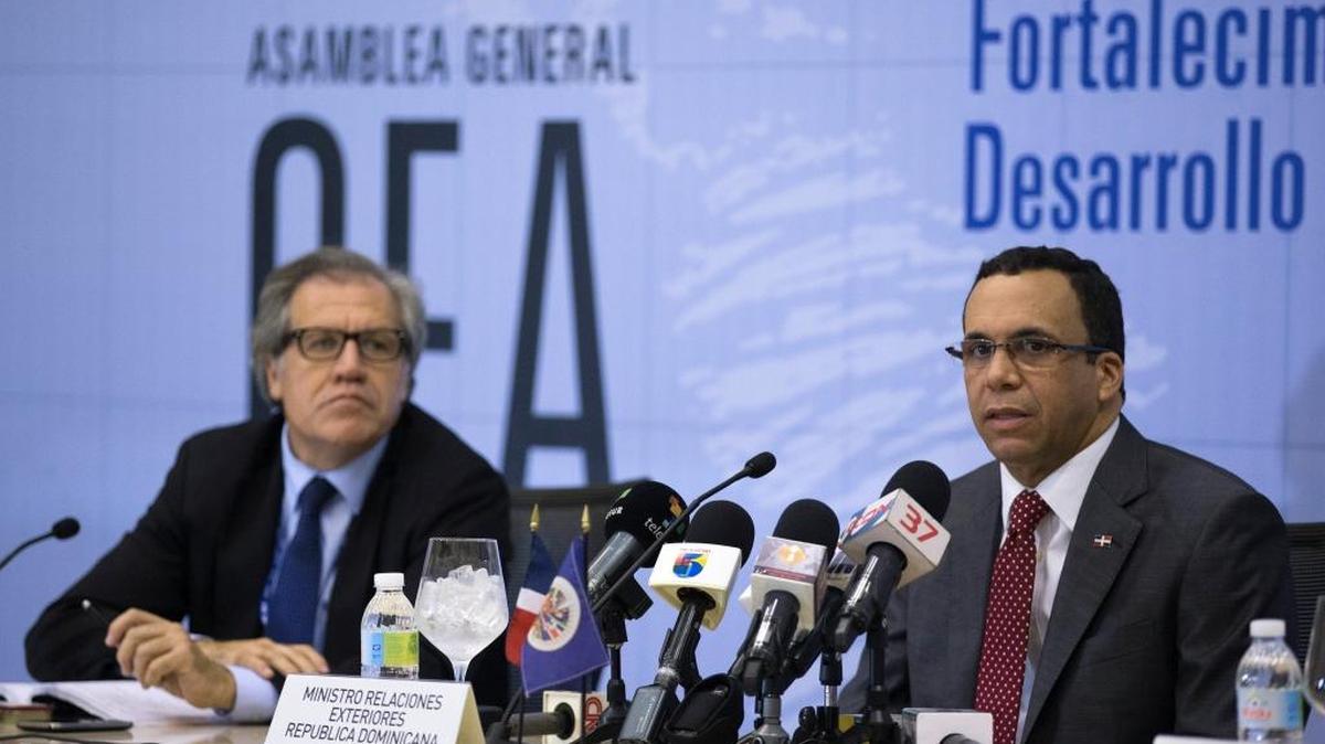 El secretario general de la OEA, Luis Almagro (izq.) y el canciller dominicano, Andrés Navarro, participan de un encuentro con la prensa para dar detalles de la XLVI Asamblea General Ordinaria de la OEA el domingo en Santo Domingo.