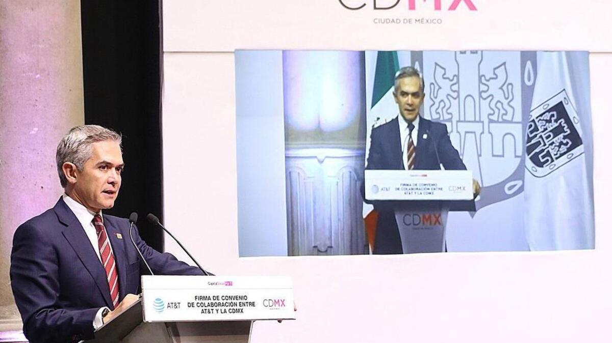 El jefe de gobierno de Ciudad de México, Miguel Ángel Mancera, habla el jueves 9 de marzo de 2017 durante un acto público donde informó que el Metro de la Ciudad de México, el cuarto a nivel mundial por el número de pasajeros, ofrecerá internet gratis a sus 5,5 millones de usuarios diarios gracias a una alianza con la telefónica estadounidense AT&T.