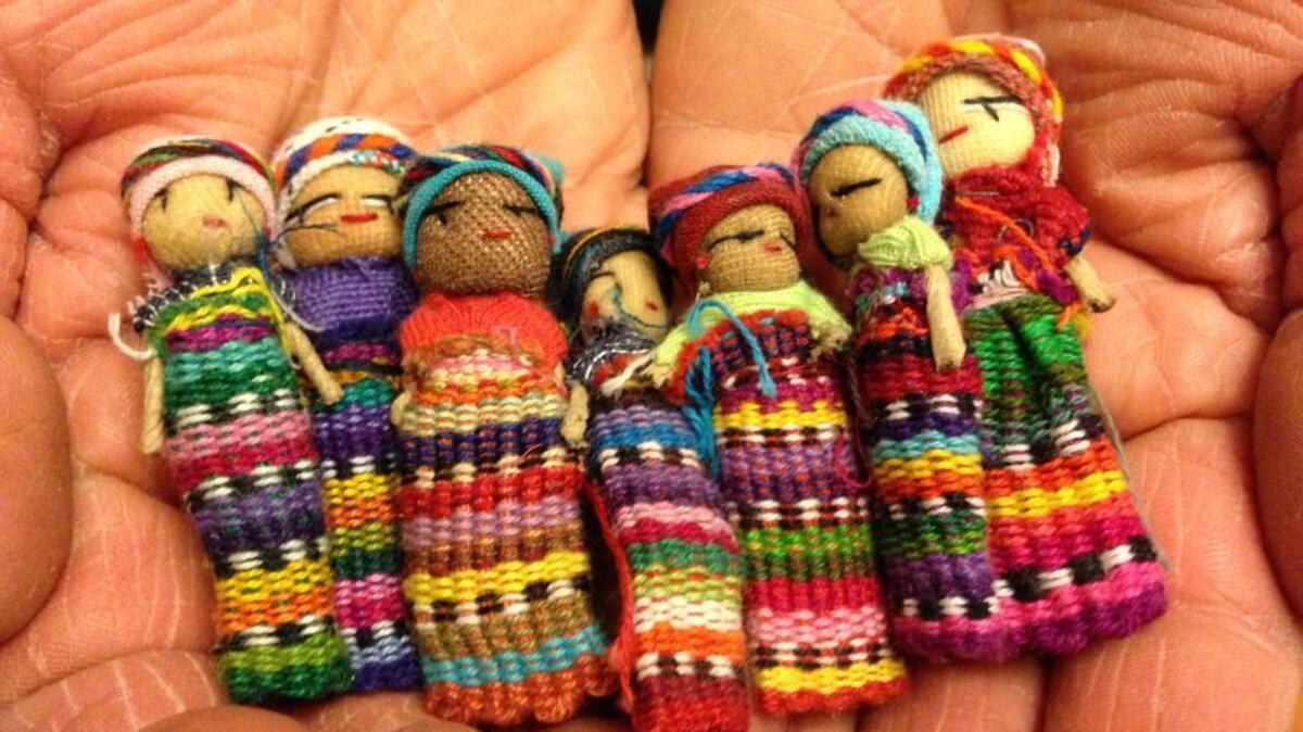 La muñecas quitapenas se han hecho tan populares que han dado lugar a una industria en Guatemala.