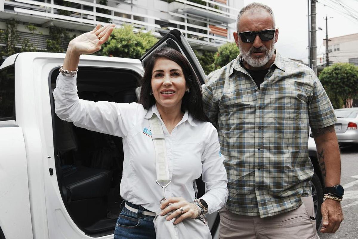 Luisa González, candidata presidencial del Movimiento Político Revolución Ciudadana, saluda cuando llega a la estación Radio Pichincha el día después de una elección presidencial especial en Quito, Ecuador, el lunes 21 de agosto de 2023.