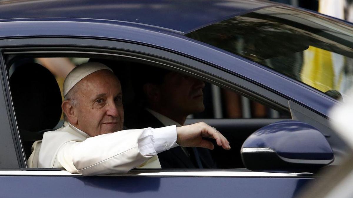 El papa Francisco saluda desde un vehículo el lunes 15 de enero de 2018, durante su recorrido por las calles de Santiago (Chile).
