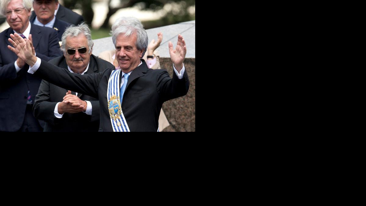 
El presidente de Uruguay, Tabaré Vázquez, y el gobernante saliente, José Mujica, saludan al público el domingo durante la toma de posesión en Montevideo.


