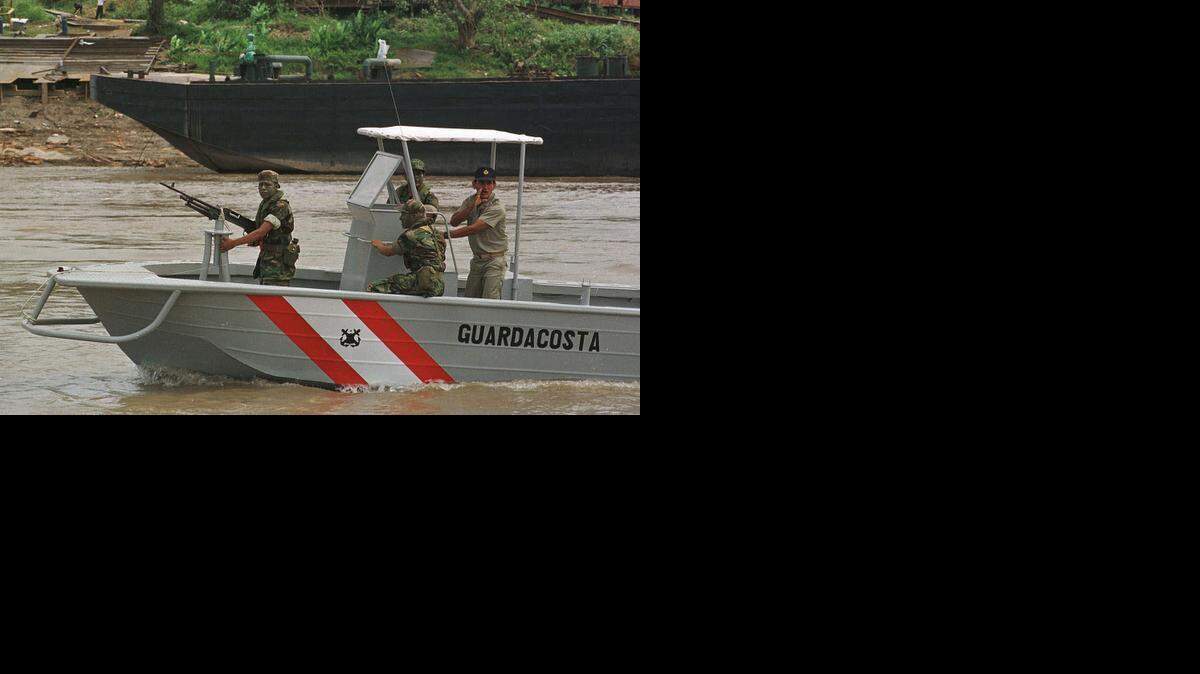 
Fuerzas antinarcóticos peruanas patrullan en una lancha rápida un tramo del Río Amazonas. (Foto de archivo)
