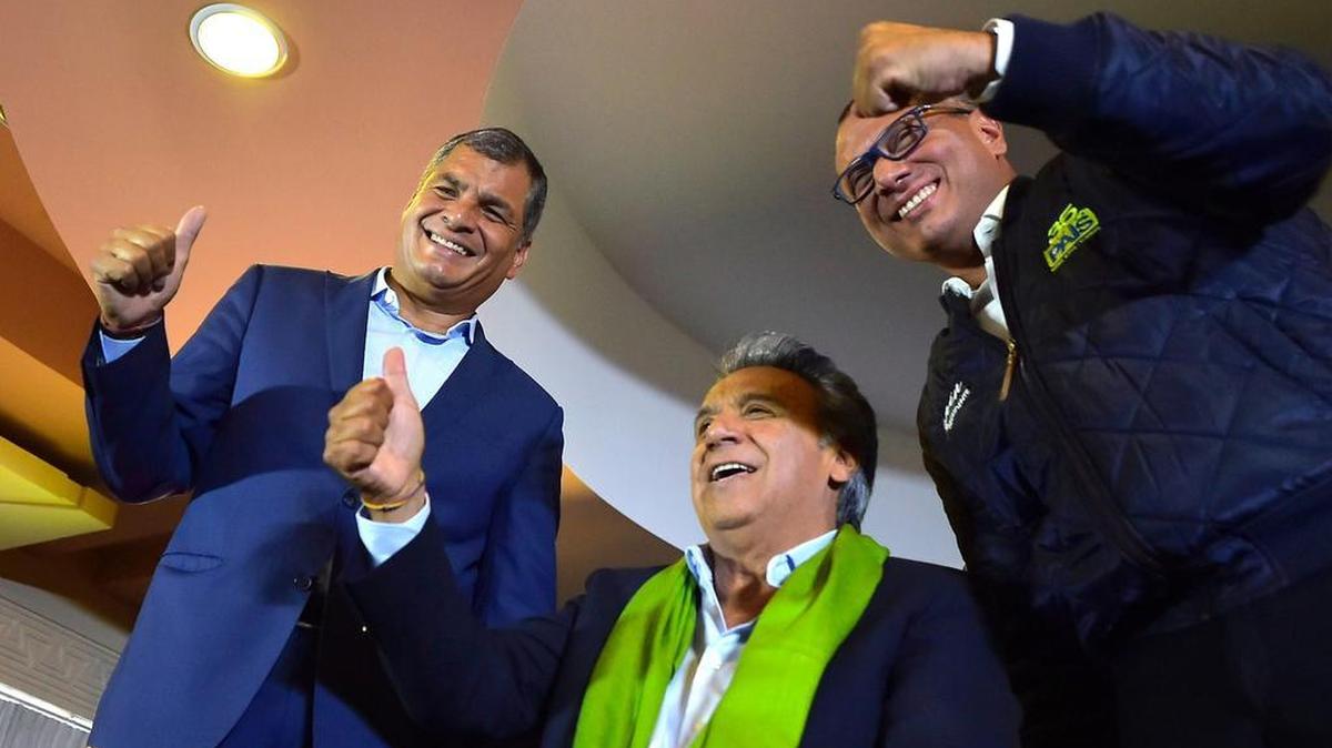 El presidente de Ecuador Rafael Correa, el candidato presidencial del partido gobernante Alianza PAIS, Lenin Moreno (C), y su compañero de equipo Jorge Glas festejan mientras escuchan los primeros resultados de la segunda vuelta.