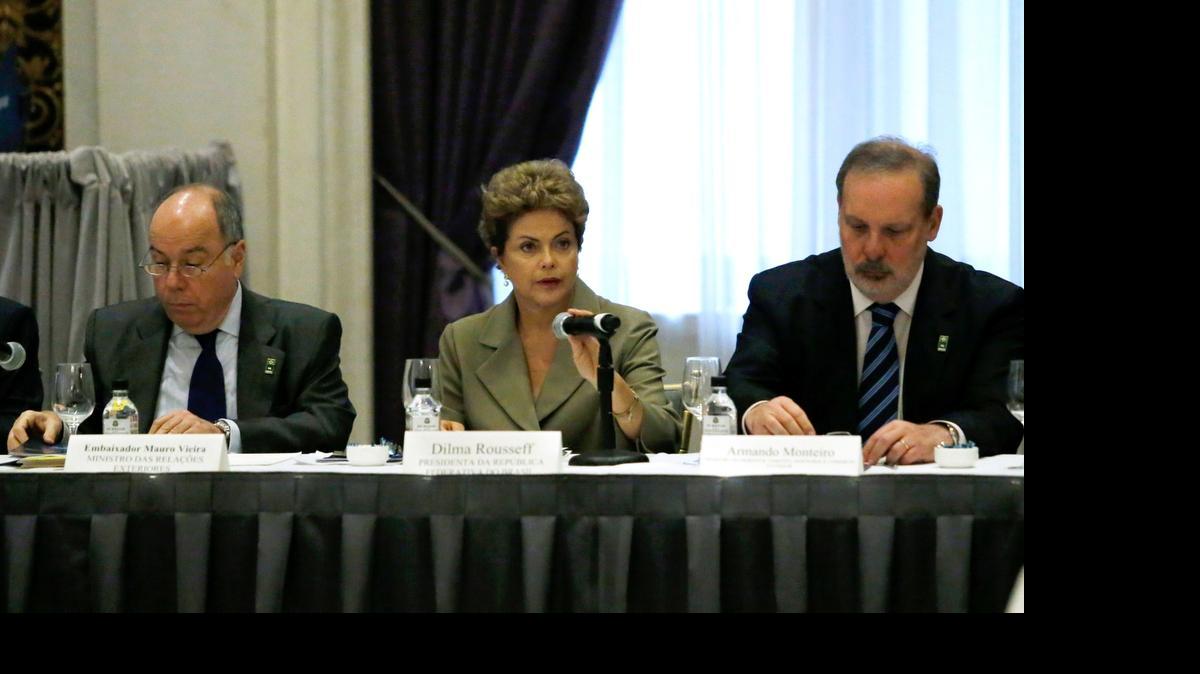 
La presidenta de Brasil, Dilma Rousseff, junto con sus ministros de Relaciones Exteriores,Mauro Vieira (izq.), y de Desarrollo, Industria y Comercio Exterior, Armando Monteiro, en una reunión el domingo con inversores brasileños y estadounidenses, en Nueva York.
