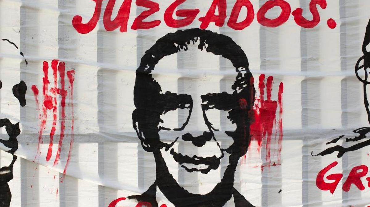 Una pancarta con el rosto del ex dictador de Guatemala, José Efraín Ríos Montt, fue colgada en las afueras de un tribunal durante la audiencia de su juicio, que fue suspendido el lunes.