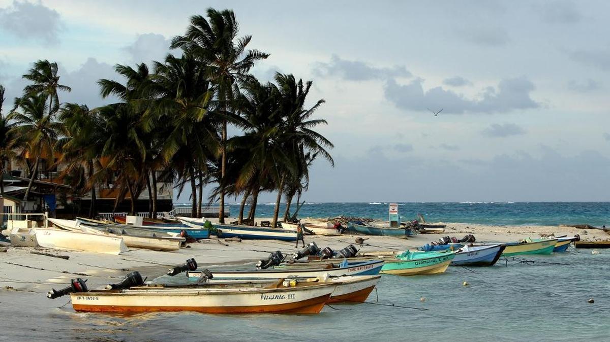 
Lanchas de pescadores en el archipiélago de San Andrés, Colombia. Los pescadores artesanales suspendieron sus operaciones tras el fallo de la CIJ sobre el litigio marítimo con Nicaragua. Foto archivo.
