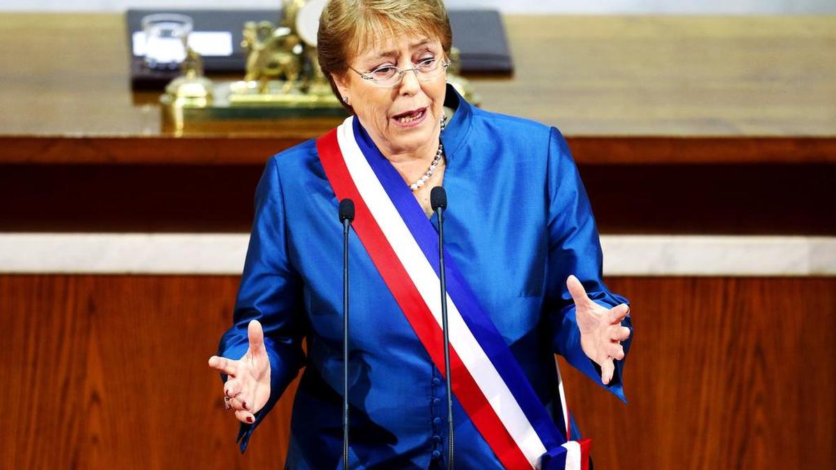 La presidenta de Chile, Michelle Bachelet, habla el sábado 21 de mayo de 2016, antes de la presentación de su tercera cuenta pública ante el Congreso, en Valparaíso (Chile).