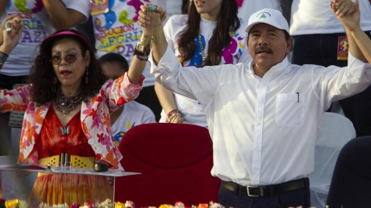 El presidente Nicaragua, Daniel Ortega (der.), junto a su esposa Rosario Murillo en un evento el 19 de julio de 2012.