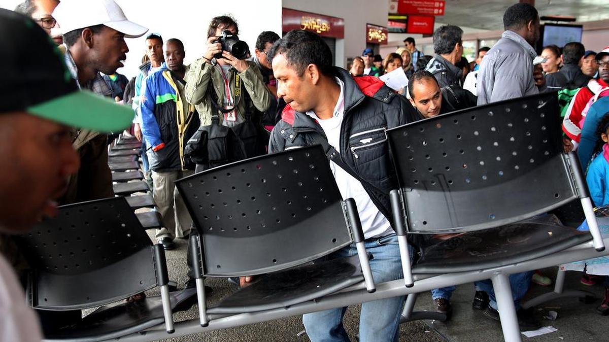 
Un grupo de desplazados colombianos protesta el jueves en el aeropuerto del Puente Aéreo de Bogotá. Al menos un centenar de desplazados exigió al gobierno el cumplimiento en la entrega de recursos, lo que obligó a las autoridades a suspender temporalmente las operaciones en esa terminal. 
