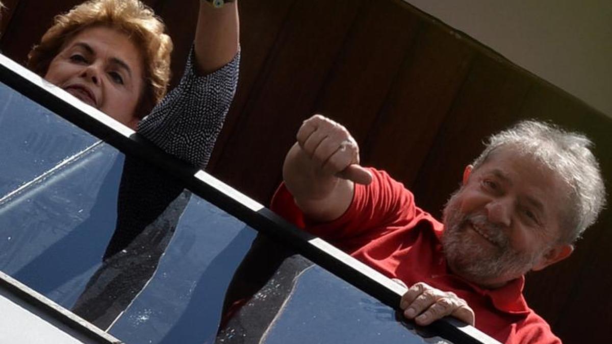 El ex presidente de Brasil, Luiz Inacio Lula da Silva (der.) y la actual presidente Dilma Rousseff saludan a partidarios reunidos fuera de su casa para mostrarle su apoyo, en Sao Bernardo do Campo, cerca de Sao Paulo, Brasil, el 5 de marzo de 2016.