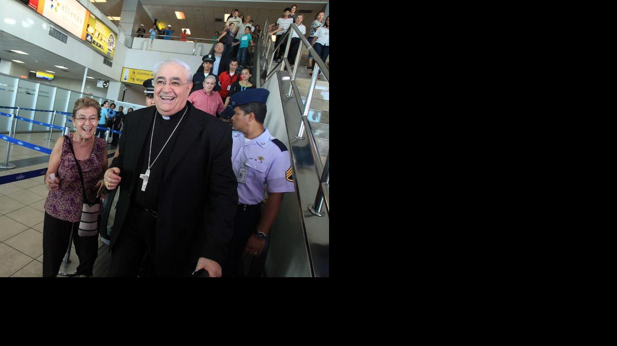 
El cardenal José Luis Lacunza llega al aeropuerto internacional de Tocumen, en Ciudad de Panamá.
