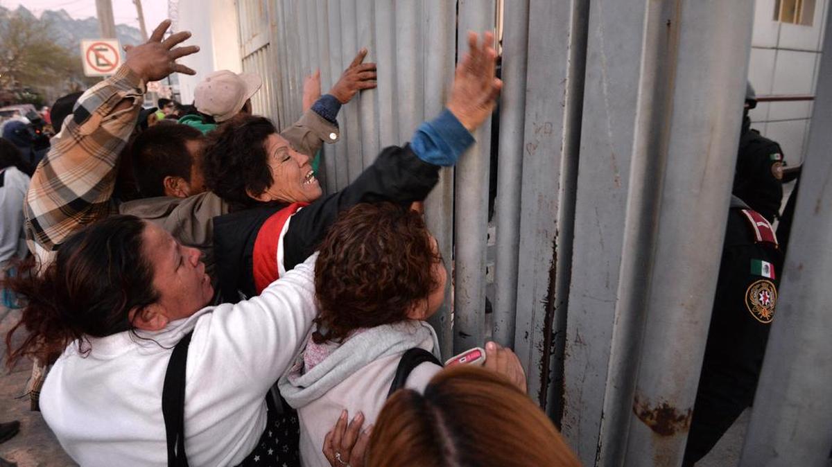 Familiares de los reos del penal de Topo Chico de Monterrey, en el estado de Nuevo León (México), reclaman información tras el motín registrado la madrugada de hoy, jueves 11 de febrero de 2016, donde la cifra de muertos asciende a cerca de sesenta, informaron hoy a Efe dos trabajadores de la cárcel desde el interior del presidio.