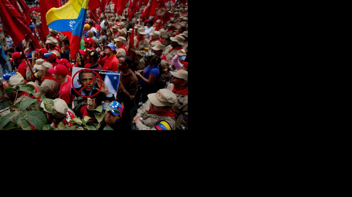 
Un seguidor del presidente venezolano Nicolás Maduro, participa en una manifestación el domingo con una pancarta con la foto del gobernante de EEUU, Barack Obama.
