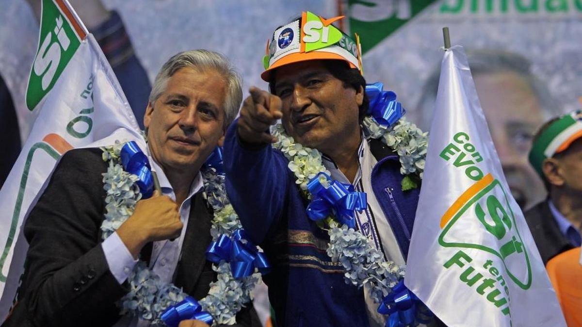 El presidente de Bolivia, Evo Morales (der.), junto al vicepresidente Alvaro García Linera, participan en el cierre de campaña de su partido, el Movimiento al Socialismo (MAS), a nueve días del referendo al que se someterá la iniciativa del oficialismo boliviano para reformar la Constitución.