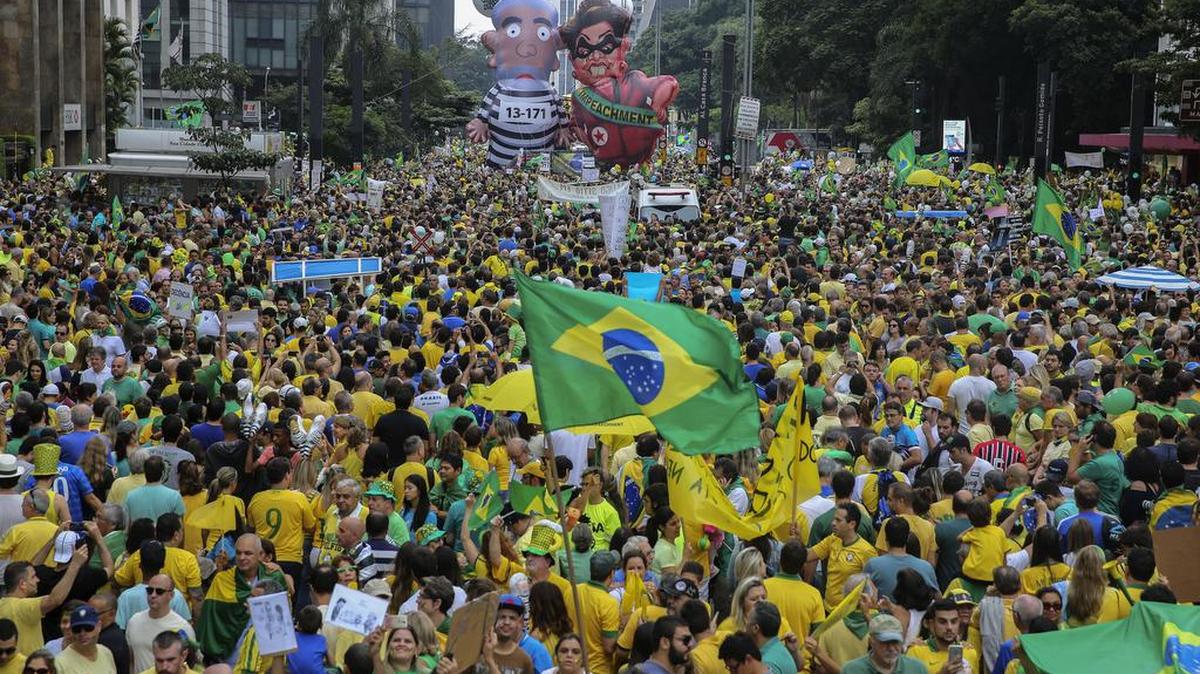 Manifestantes se reúnen en la avenida Paulista el domingo 13 de marzo de 2016, en Sao Paulo (Brasil), para pedir la destitución de la presidenta brasileña Dilma Rousseff en Sao Paulo (Brasil).