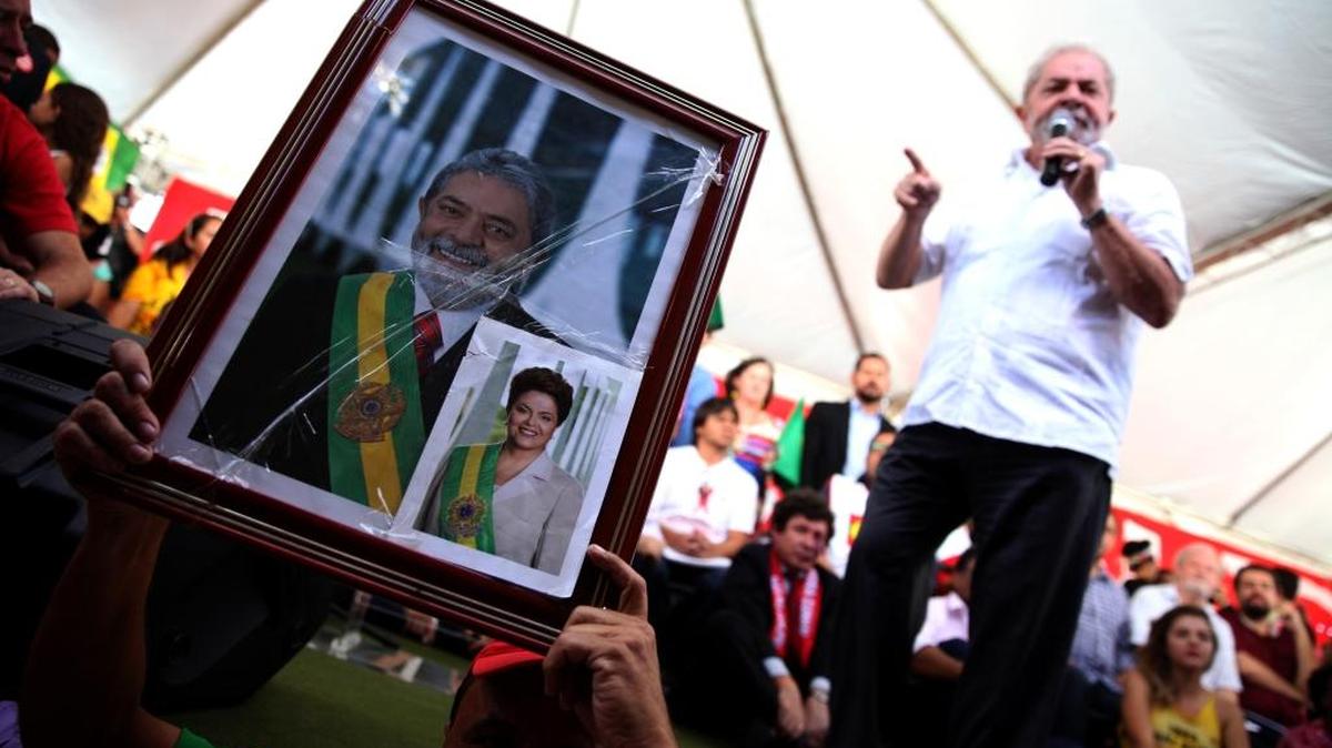El ex presidente Luiz Inácio Lula da Silva ofrece un discurso el sábado durante un acto convocado por movimientos sociales que apoyan a Rousseff, en la víspera de la votación de la Cámara de los Diputados en la que se decidirá si el proceso contra la mandataria avancerá en el Senado.