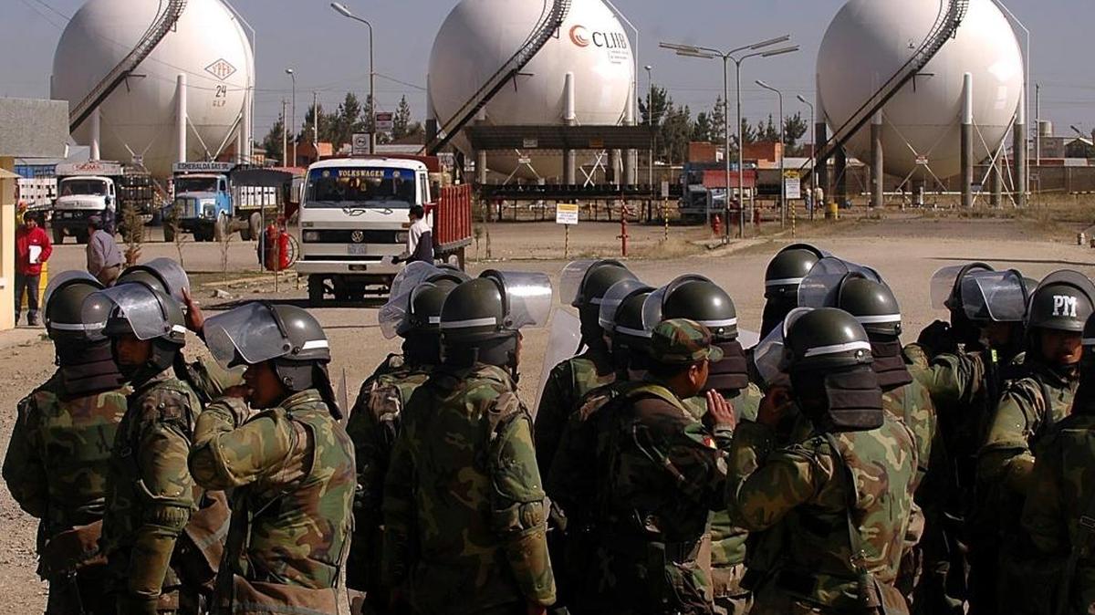 Soldados bolivianos custodian una planta de gas en El Alto, Bolivia, en el 2006.