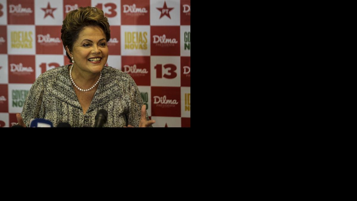 
La jefe de Estado de Brasil y candidata a la reelección, Dilma Rousseff, habla en una rueda de prensa el jueves 23 de octubre de 2014, en un hotel de la zona oeste de la ciudad de Río de Janeiro (Brasil). La jefe de Estado de Brasil y candidata a la reelección, Dilma Rousseff, abrió una ventaja de entre seis y ocho puntos porcentuales frente al líder opositor Aécio Neves, su rival en la segunda vuelta electoral del próximo domingo, según dos nuevos sondeos divulgados el jueves. Las encuestas divulgadas este miércoles por Datafolha e Ibope, los dos institutos demoscópicos de mayor credibilidad del país, muestran por primera vez a la mandataria con una clara ventaja frente a su adversario, por encima de los cuatro puntos porcentuales en que ambos eran considerados en "empate técnico".
