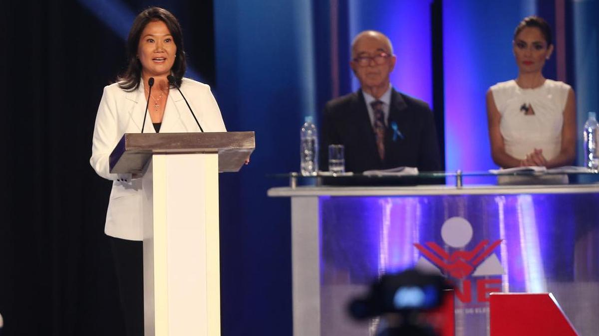 La candidata Keiko Fujimori (i) de Fuerza Popular habla este domingo 3 de abril de 2016, durante el debate presidencial organizado por el Jurado Nacional de Elecciones (JNE) en el Gran Centro de Convenciones de Lima (Perú).