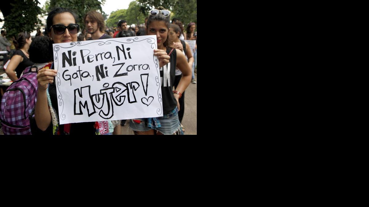 
Bajo el lema ‘nada justifica el abuso’ y ‘te quiero hombre, no macho’, decenas de mujeres y hombres recorrieron el lunes Montevideo para protestar contra los argumentos que justifican el acoso callejero, físico y verbal.
