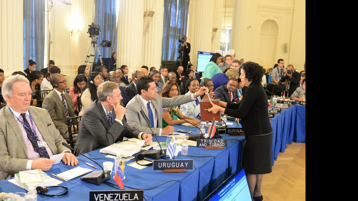 
Vista general de la cuarta plenaria de la Asamblea General de la Organización de Estados Americanos (OEA), el martes en Washington.
