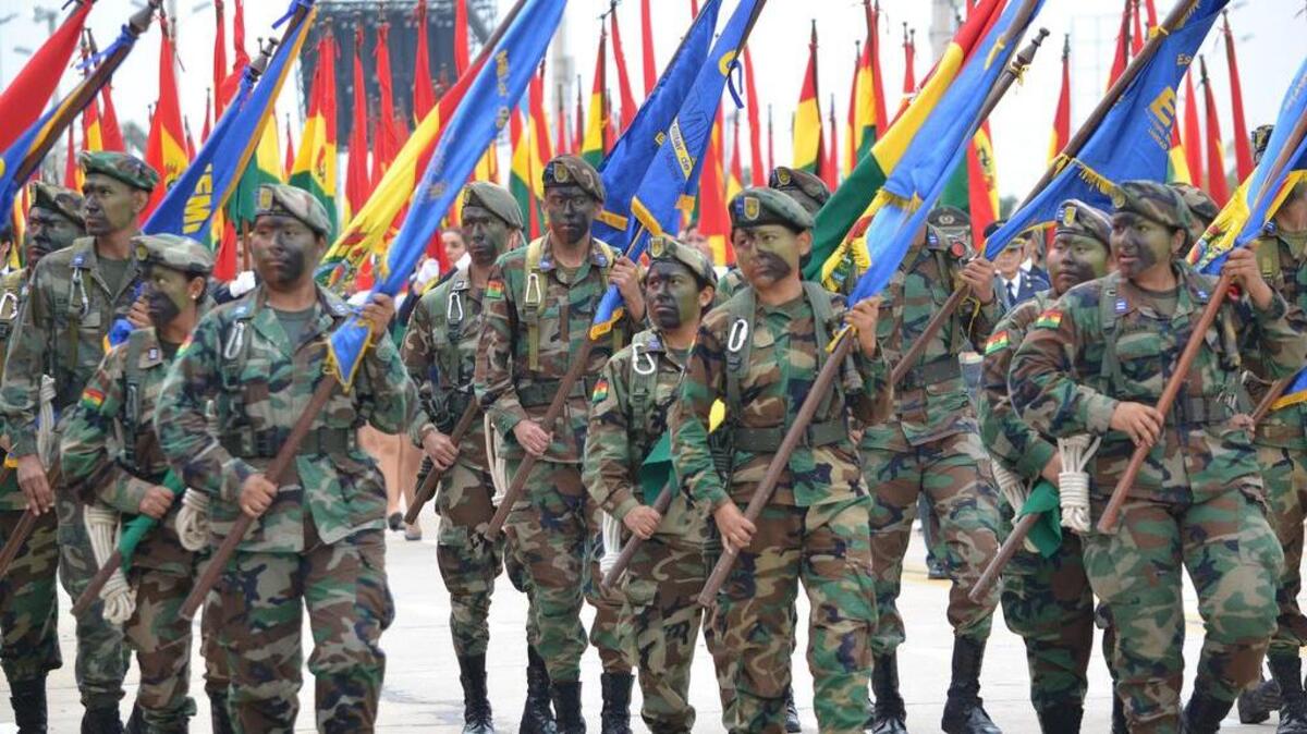 Fotografía cedida por la Agencia Boliviana de Información (ABI) de militares bolivianos en un desfile por el 191 aniversario de las Fuerzas Armadas Bolivianas el domingo 7 de agosto de 2016, en Santa Cruz (Bolivia).