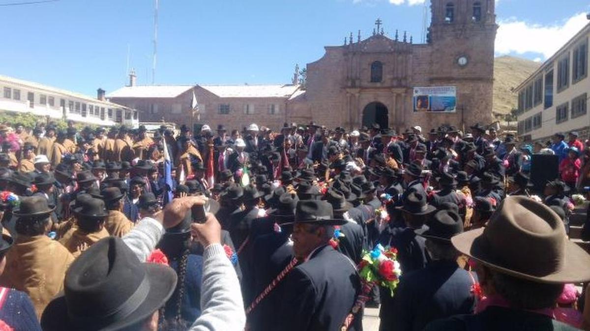 Los asistentes azotaron al alcalde varias veces con la vara que acostumbra llevar la autoridad municipal a las ceremonias.