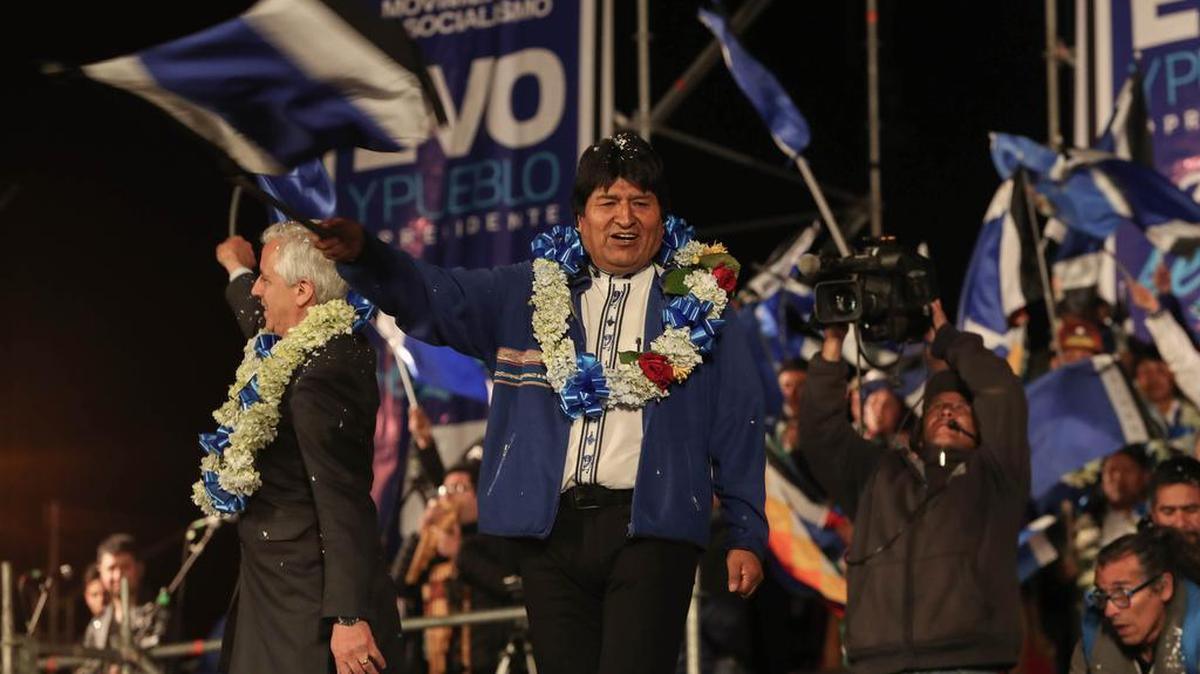 El presidente de Bolivia, Evo Morales, participa en el cierre de su campaña electoral el miércoles en la ciudad de El Alto.