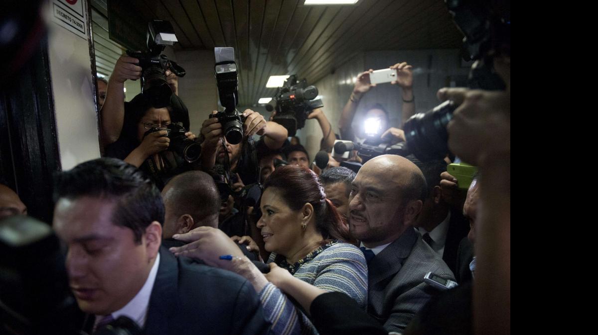 
La ex vicepresidenta de Guatemala, Roxana Baldetti, llega el lunes a la torre de Tribunales, para prestar declaración por una apelación presentada por su defensa que pretende revertir el embargo de tres de sus propiedades, en Ciudad de Guatemala.
