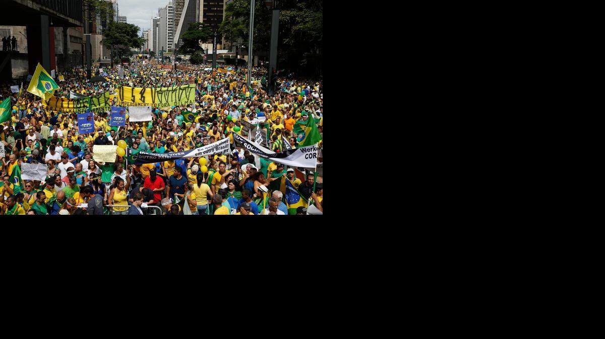 
Manifestantes protestan en marzo pasado en demanda de la renuncia de la presidanta de Brasil, Dilma Rousseff, en Sao Paulo.


