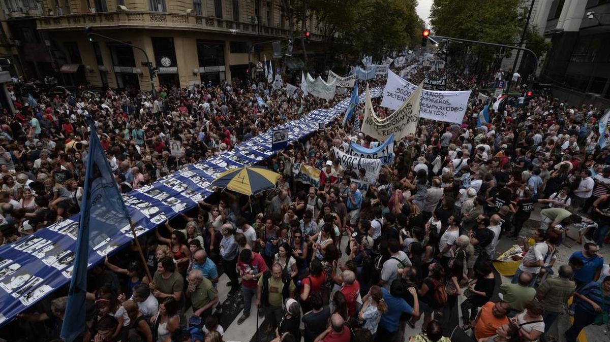 Argentinos participan el jueves 24 de marzo de 2016, de una manifestación por el aniversario número 40 de la dictadura militar en 1976, con la consigna “Memoria, verdad y justicia” en Buenos Aires (Argentina).