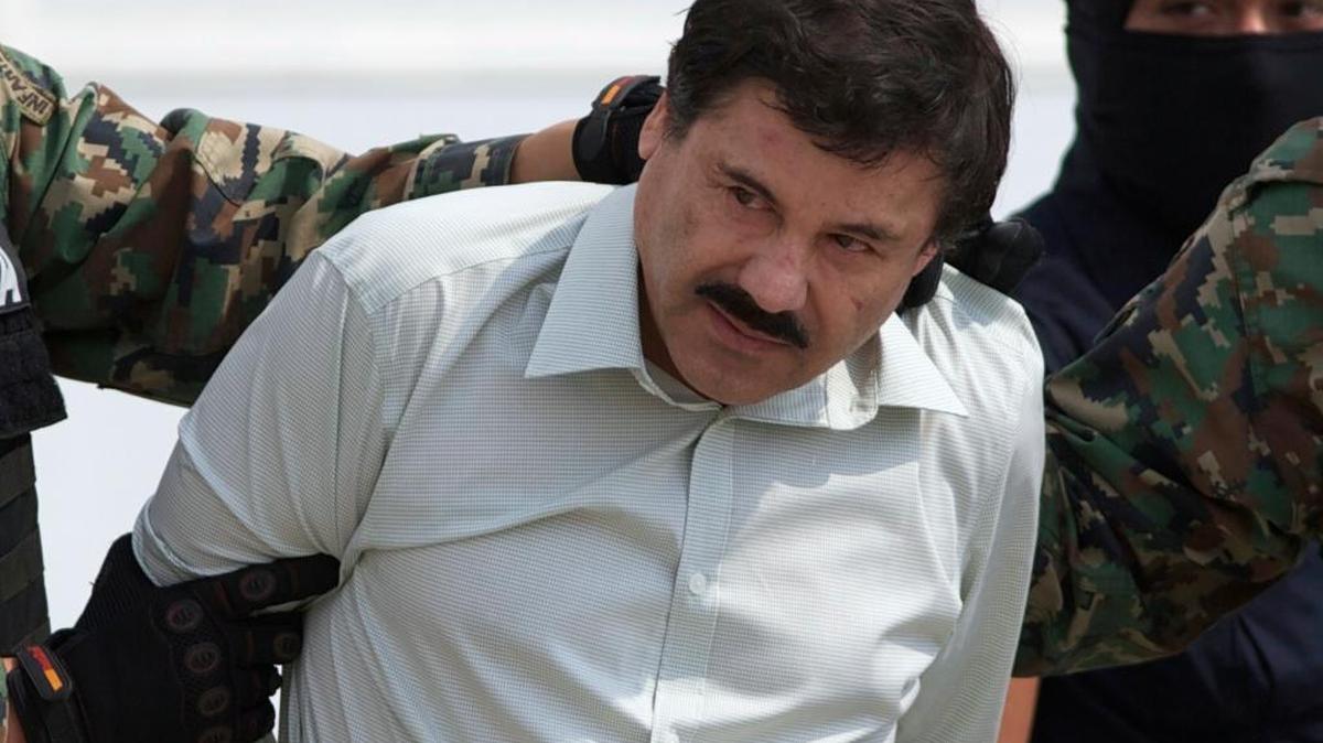 Joaquín ‘El Chapo’ Guzmán, líder del cartel de las drogas de Sinaloa, México, es escoltado por agentes mexicanos en el 2014, tras ser detenido.