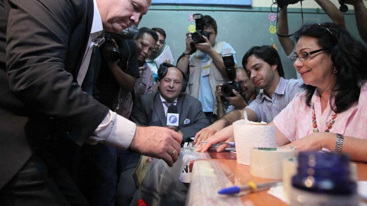 Mario Ferreiro, candidato a intendente de la capital, vota el domingo en un colegio de Asunción, Paraguay.