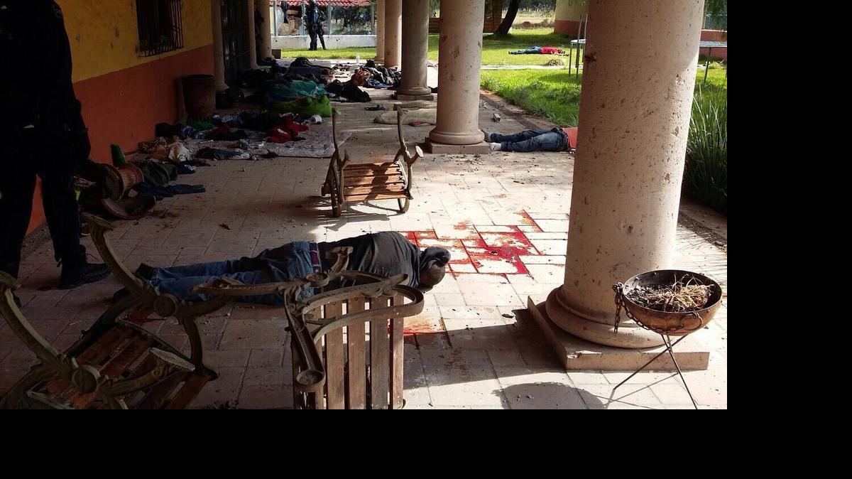 
Al menos 42 personas perdieron la vida el viernes en un enfrentamiento entre un grupo criminal y policías federales en el municipio de Tanhuato, en el occidental estado mexicano de Michoacán.
