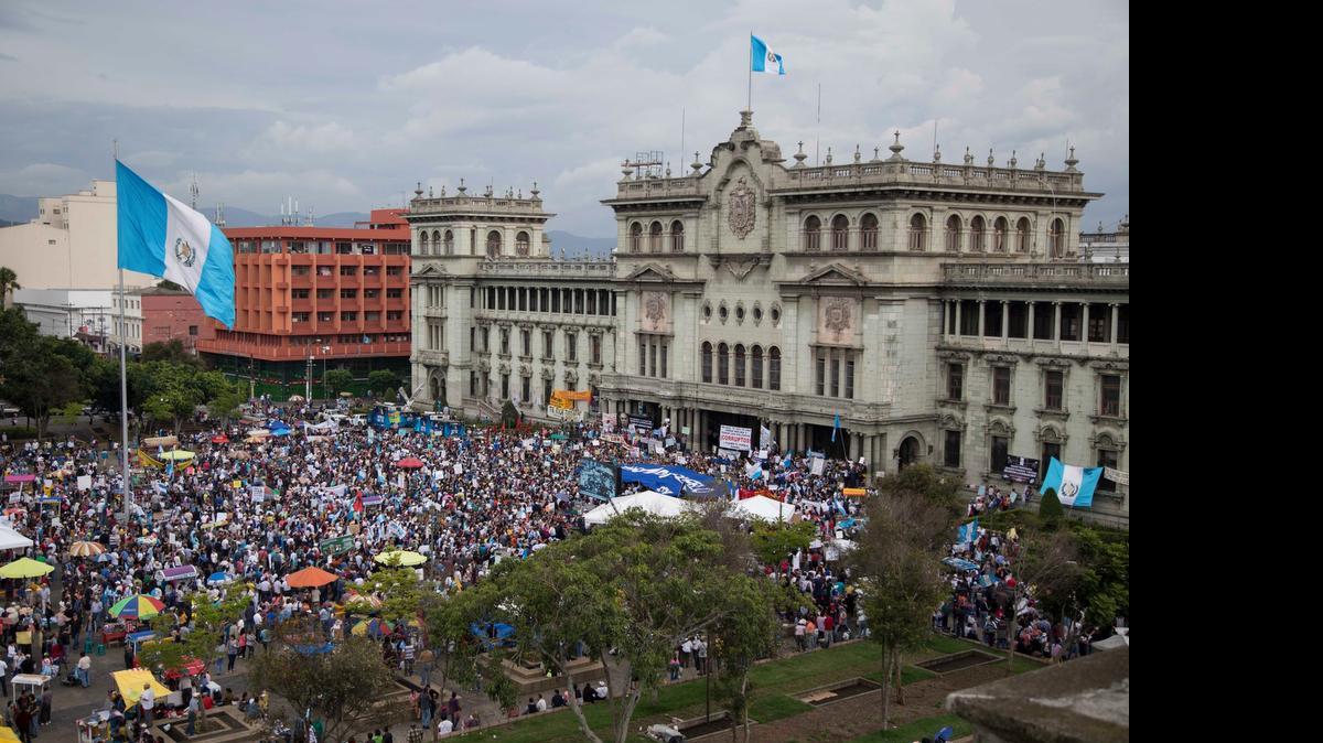 
Manifestantes frente al Palacio Nacional de Guatemala exigen la renuncia del presidente Otto Pérez Medina, en Ciudad de Guatemala el 13 de junio.

