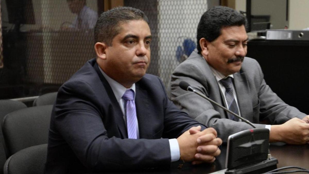 
Juan Carlos Monzón (izq.), presunto líder de la red de corrupción que ocasionó la renuncia del presidente Otto Pérez Molina, compare ante un tribunal el lunes.
