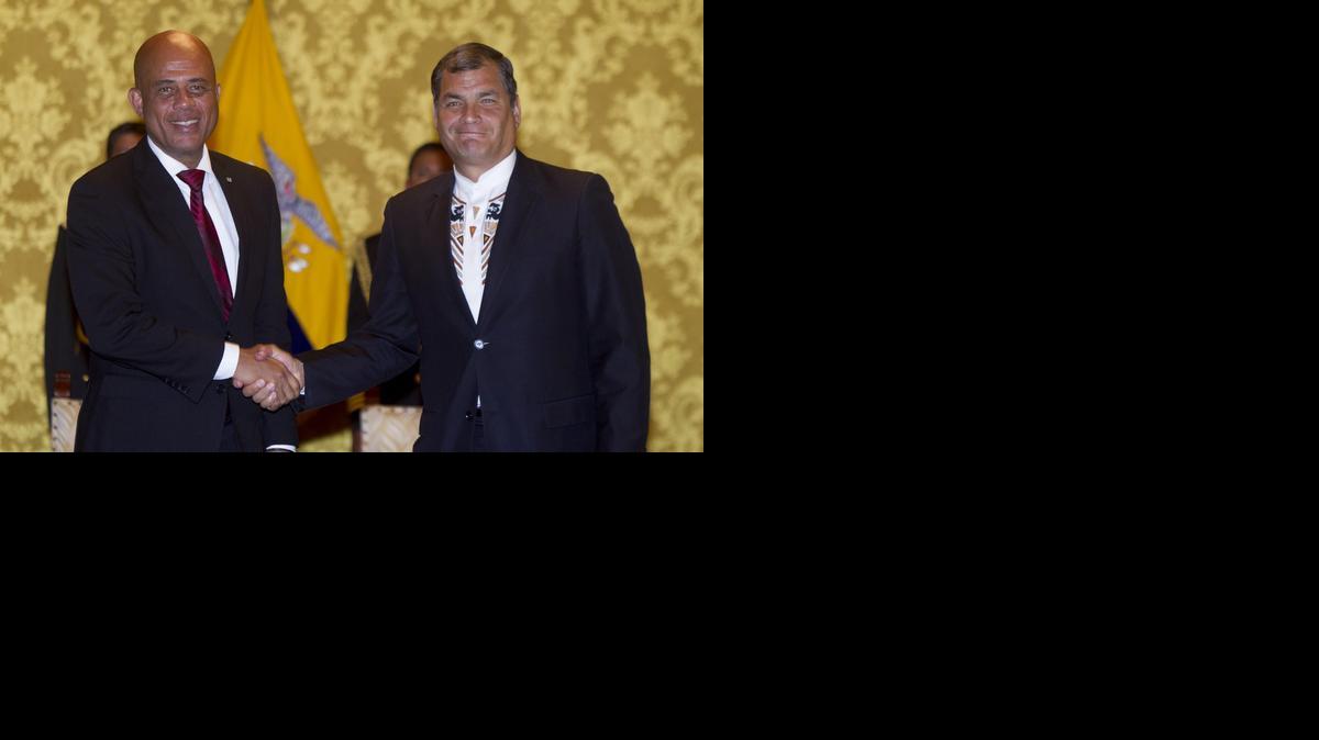 
El presidente de Ecuador, Rafael Correa (der.), junto a su homólogo de Haití, Michel Martelly, posan luego de una rueda de prensa el lunes, en Quito, Ecuador.
