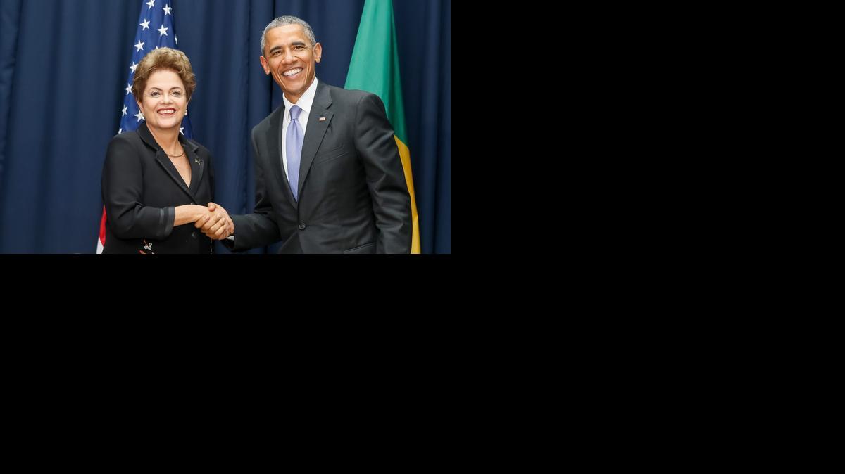 
La presidencia de Brasil y su homólogo de EEUU, Barack Obama, posan durante la sesión plenaria de la VII Cumbre de jefes de Estado y de Gobierno de las Américas en la Ciudad de Panamá.
