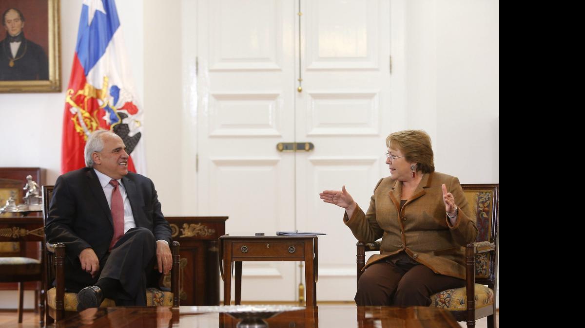 
El secretario general de la Unión de Naciones Suramericanas (Unasur), el ex presidente de Colombia Ernesto Samper, habla con la presidenta de Chile, Michelle Bachelet, en el 2014 en Santiago.
