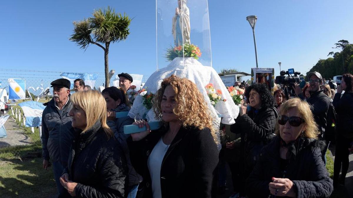Personas asisten a una marcha en apoyo a las familias de los 44 tripulantes del submarino desaparecido de la Armada Argentina, el 24 de noviembre del 2017, en Mar de Plata. Centenares de personas peregrinaron el viernes donde se encuentra la base del submarino de la Armada desaparecido en el Atlántico, en honor de sus 44 tripulantes, a los que mandaron “fuerza” y dijeron que “un país los espera”.