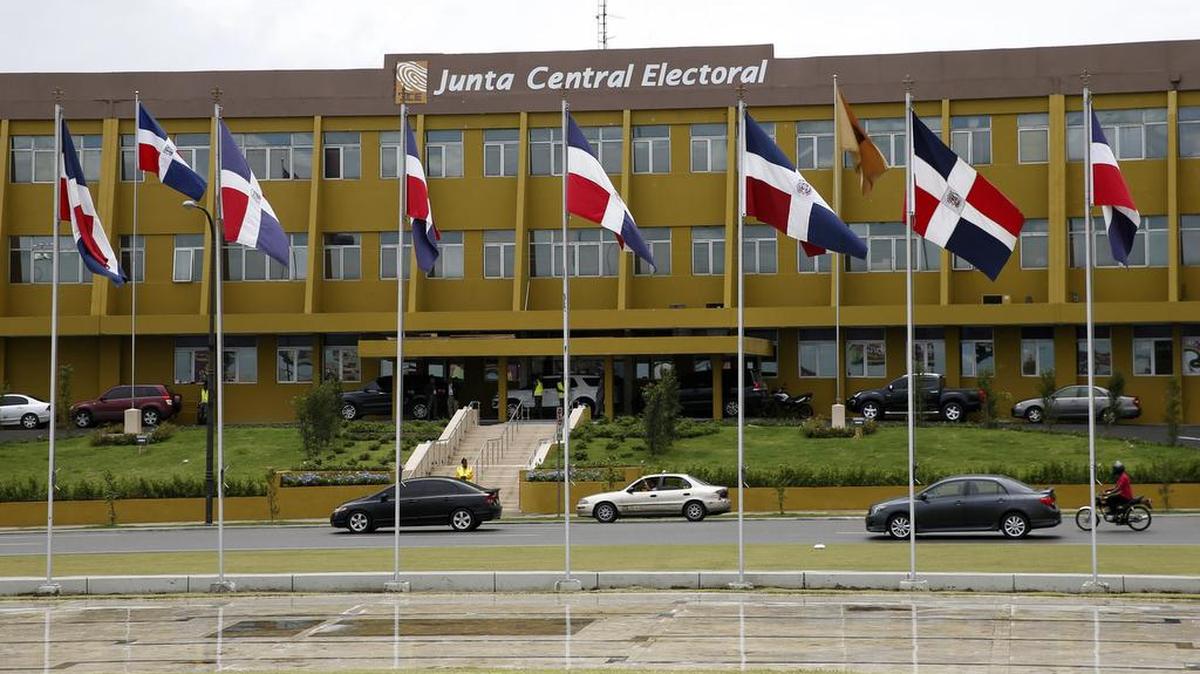 Miembros de la Policía Militar Electoral vigilan la sede de la Junta Central Electoral, el sábado 14 de mayo de 2016, en Santo Domingo (República Dominicana).