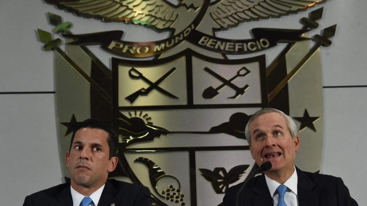 “No vamos a aceptar que se use a Panamá como chivo expiatorio en las acciones y responsabilidades de terceros. Cada Estado debe hacer cumplir a sus empresas y a sus ciudadanos sus leyes y sus reglamentaciones”, dijo el ministro de la Presidencia de Panamá, Álvaro Alemán (der.), el martes.