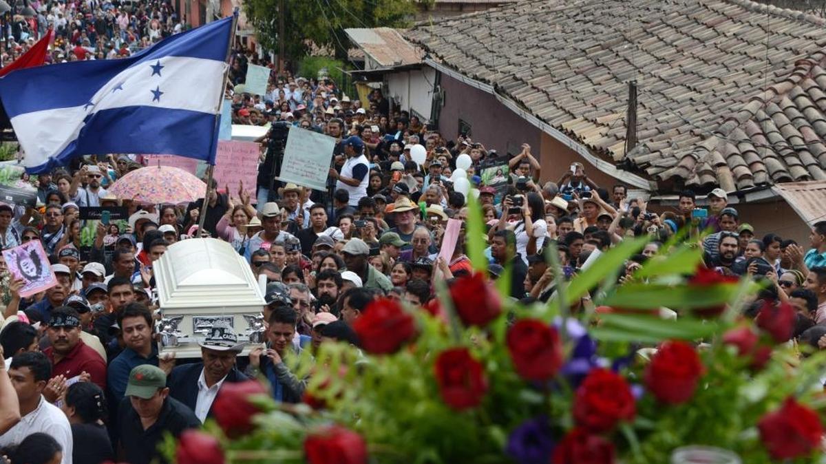 Miles de personas daban el último adiós este sábado a la carismática dirigente indígena lenca, Berta Cáceres (45 años), asesinada el jueves en La Esperanza, 200 km al noroeste de Tegucigalpa, Honduras.