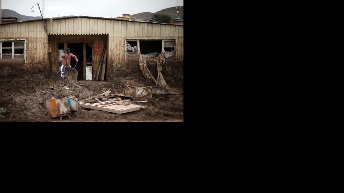 
Un hombre retira escombros de una casa anegada de lodo, el miércoles 8 de abril de 2015, en la localidad de Chañaral (Chile).
