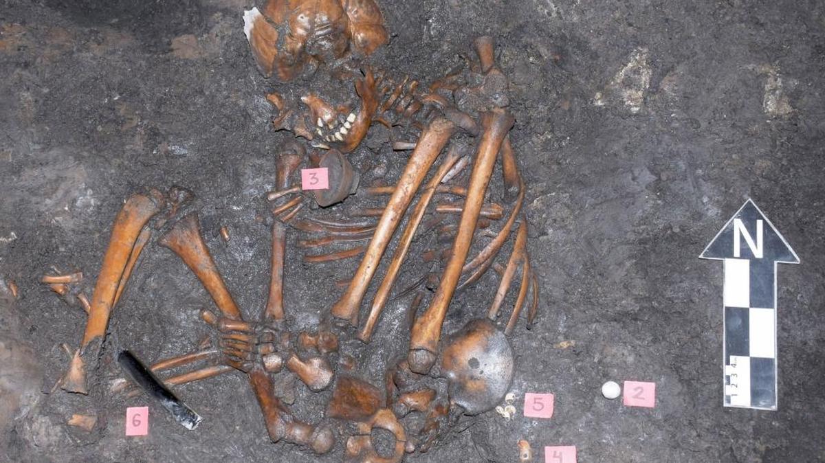 Fotografía sin fecha distribuida por el Instituto Nacional de Antropología e Historia (INAH) de México mostrando los restos humanos de los nobles aztecas que vivían en el actual Colhuacatonco.