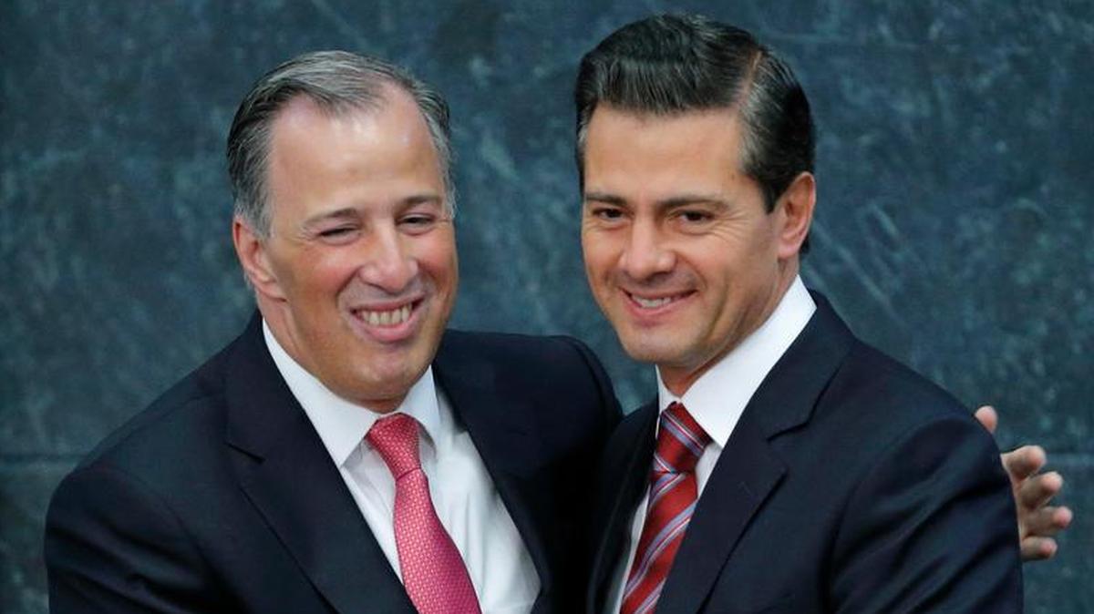 El presidente de México, Enrique Peña Nieto, derecha, saluda al secretario mexicano de Hacienda, José Antonio Meade, el 27 de noviembre de 2017, en la residencia de los Pinos en Ciudad de México. Peña Nieto anunció la renuncia de José Antonio Meade como secretario de Hacienda, lo que abre la puerta para la búsqueda de la candidatura del gobernante PRI para las elecciones presidenciales del 2018.
